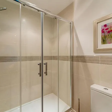 1 Borrans Park House Holiday home *