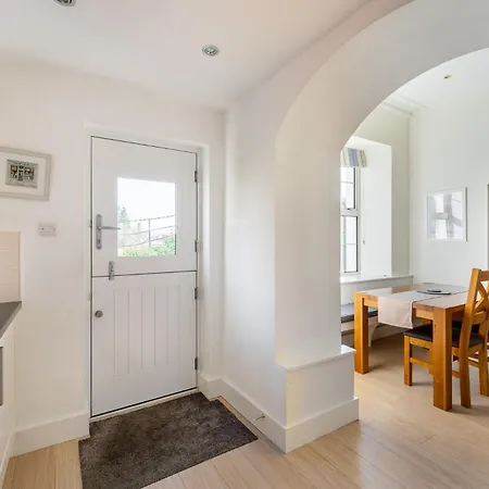 1 Borrans Park House *